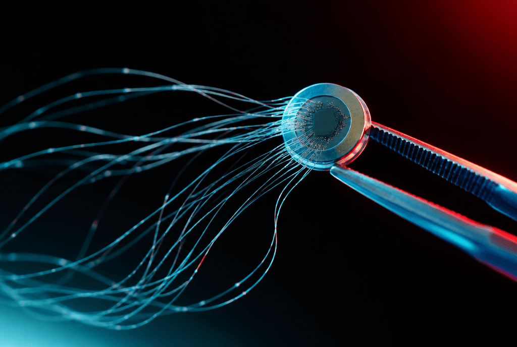 Makroaufnahme eines münzgroßen Gehirn-Implantats zwischen chirurgischen Pinzetten, aus dem dutzende haarfeine, leuchtende Elektrodenfäden fließen